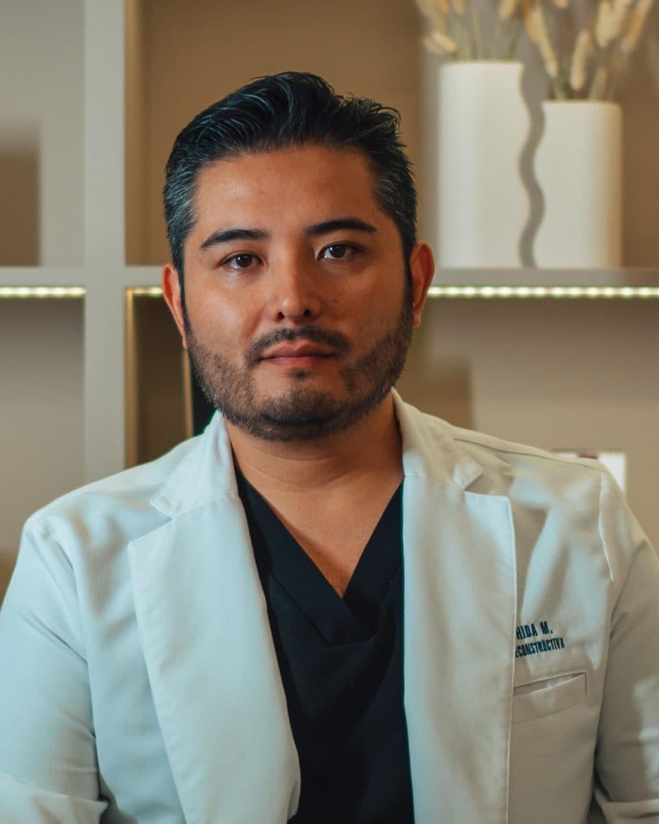 Dr. Hirosi Sashida Méndez, cirujano plástico y respaldo clínico de Sashida Skin Tech